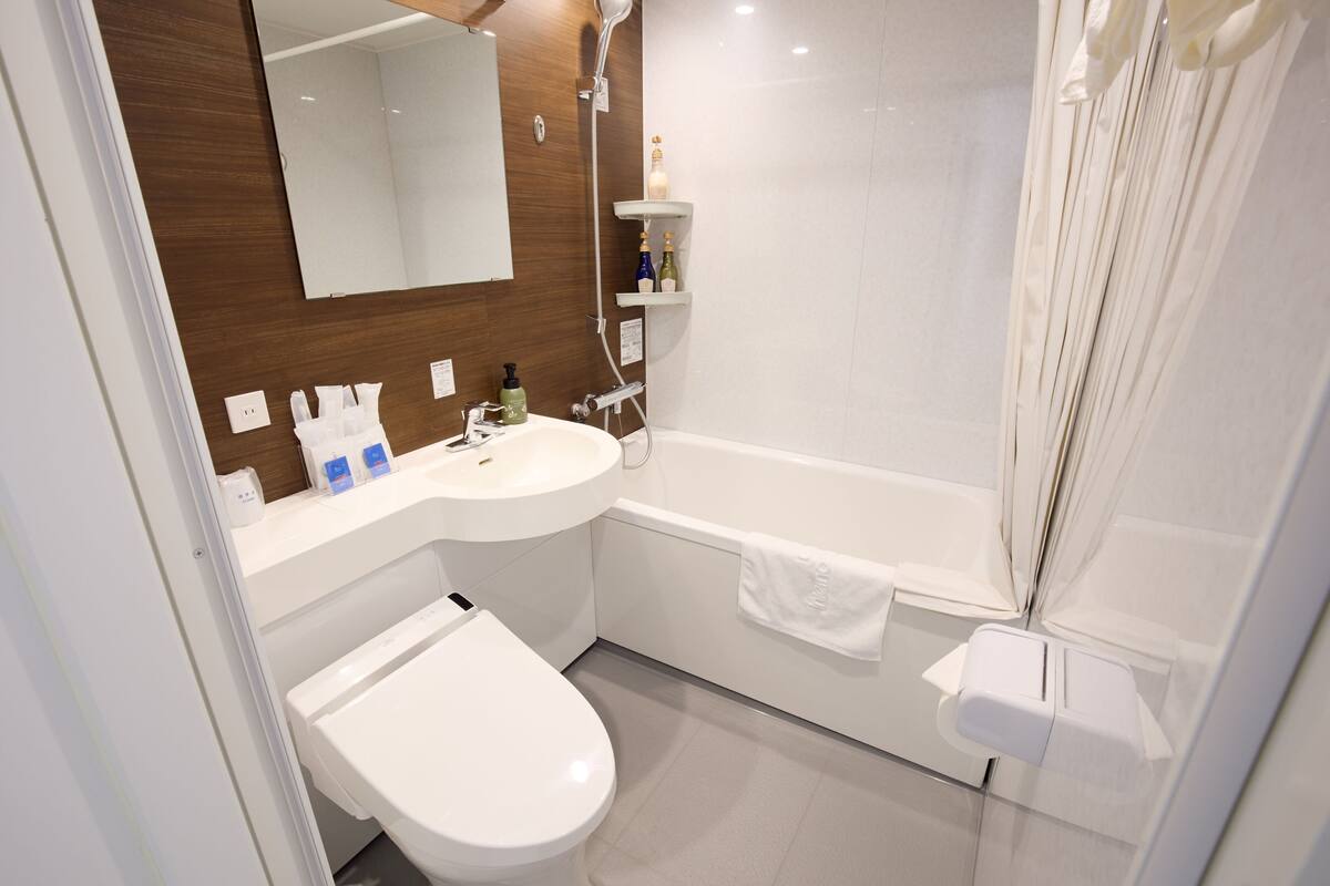 Salle de bain | Ensemble douche/baignoire, articles de toilette gratuits, sèche-cheveux