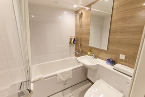 Combined shower/tub, free toiletries, hair dryer, slippers - Ginza International Hotel (Tokyo)