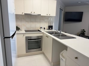Appartement, 1 slaapkamer | Privékeuken | Een koelkast, een magnetron, een kookplaat