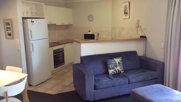 Apartamento, 1 quarto | Cozinha privada | Geladeira, micro-ondas, cooktop, cafeteira/chaleira