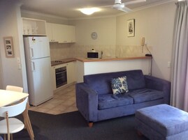 Apartamento, 1 habitación | Cocina privada | Frigorífico, microondas, placa de cocina y cafetera o tetera