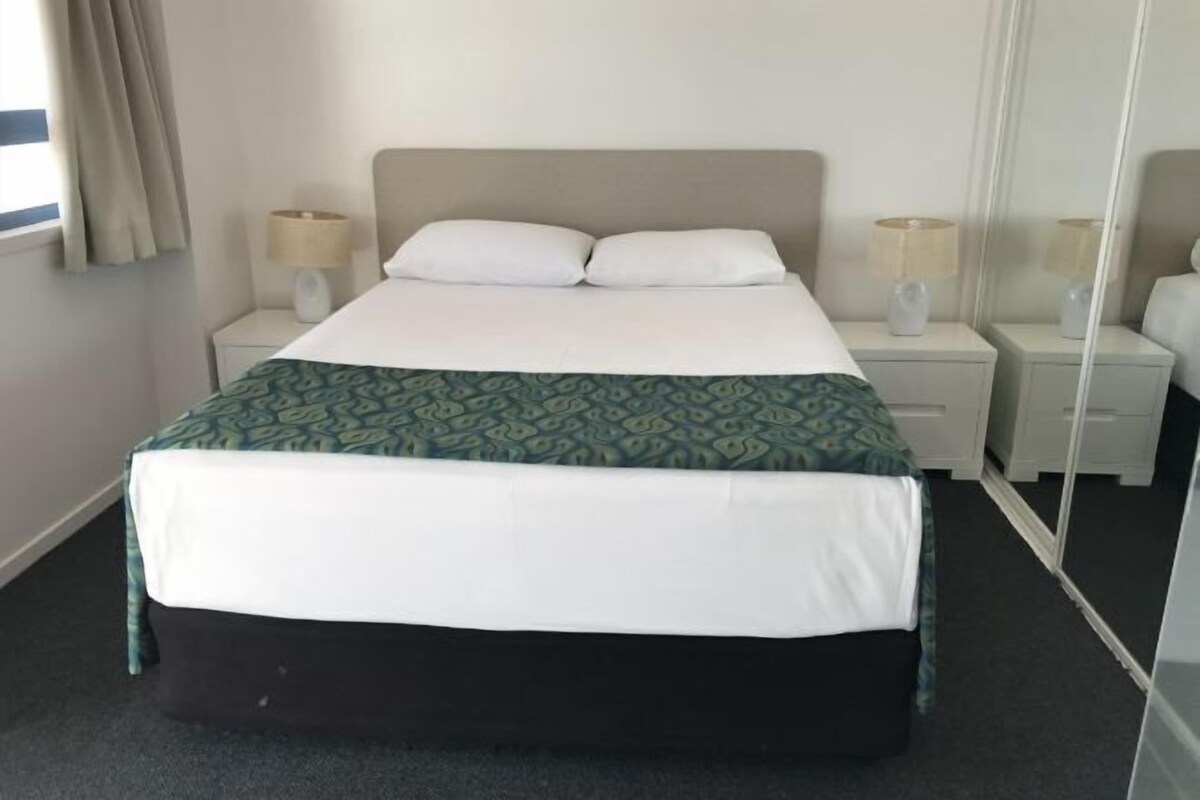 Een strijkplank/strijkijzer, babybedden (toeslag)
