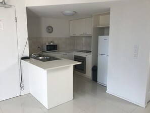 Appartement, 2 chambres | Cuisine privée | Réfrigérateur, four à micro-ondes, surface de cuisson, cafetière-théière