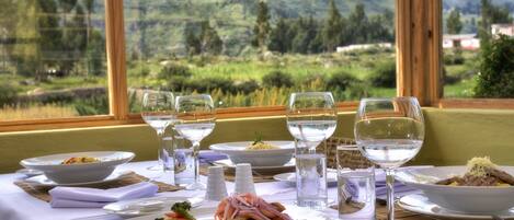Se sirven desayunos, almuerzos y cenas; con vista al jardín