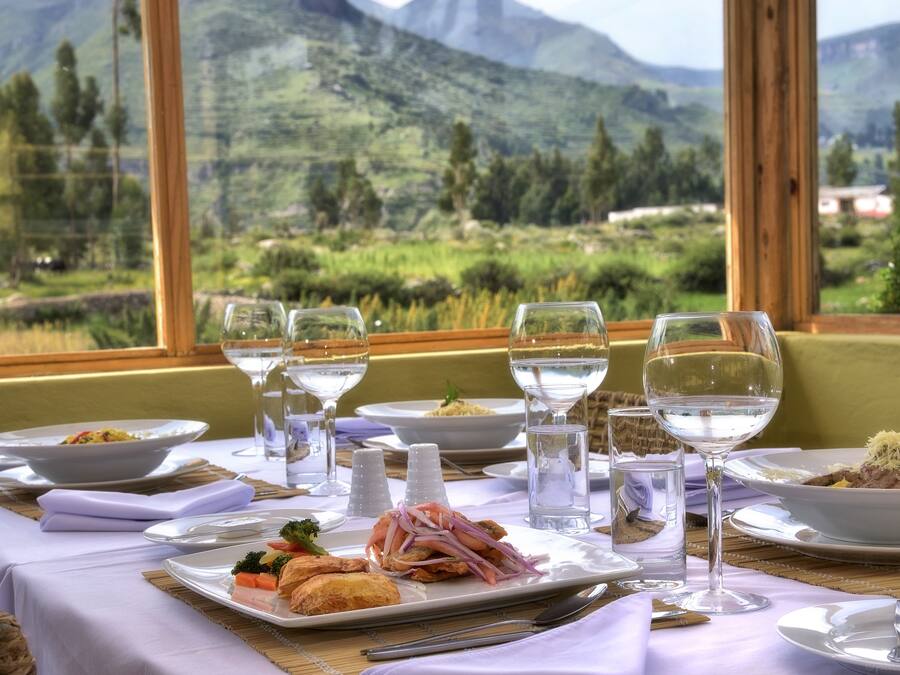 Se sirven desayunos, almuerzos y cenas; con vista al jardín