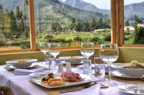 Se sirven desayunos, almuerzos y cenas; con vista al jardín