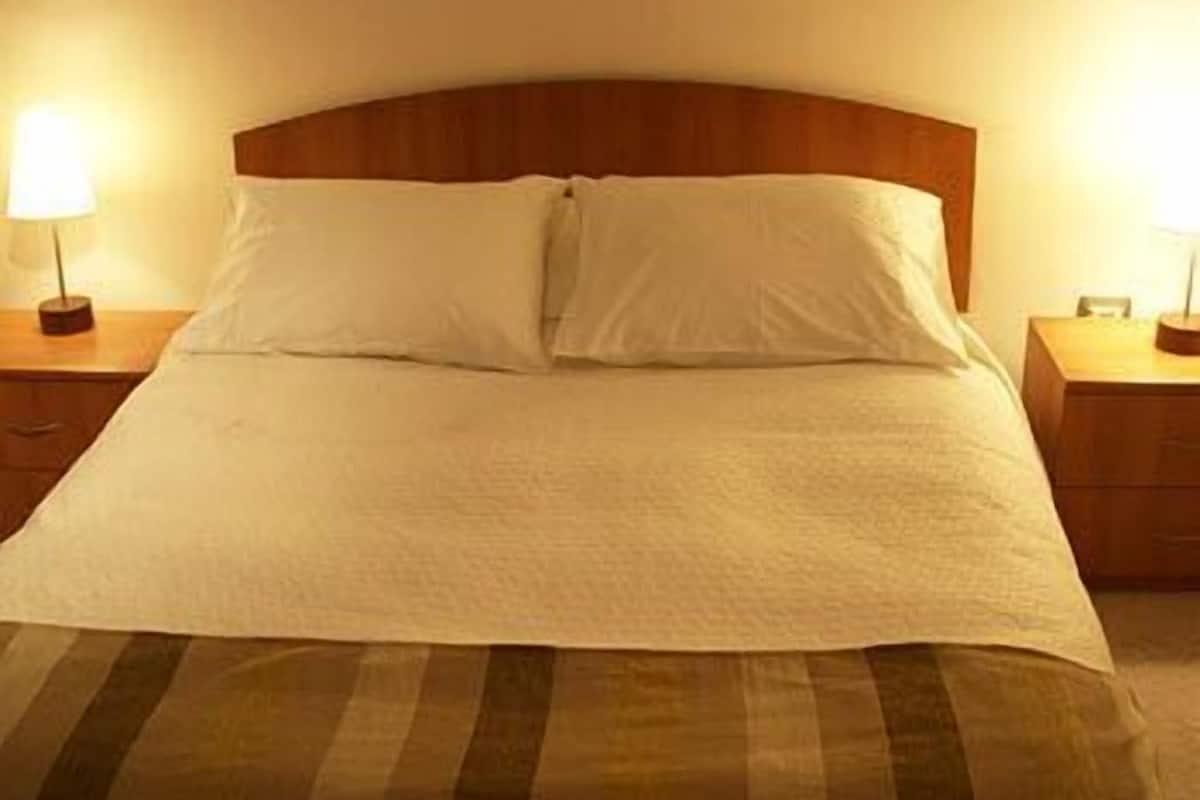 One Bedroom Apartment, One Queen Bed, with Balcony | 1 bedroom, premium bedding, Tempur-Pedic beds, desk