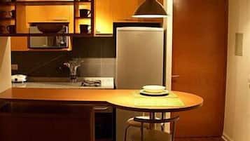 Frigorífico, microondas, placa de cocina y cafetera o tetera