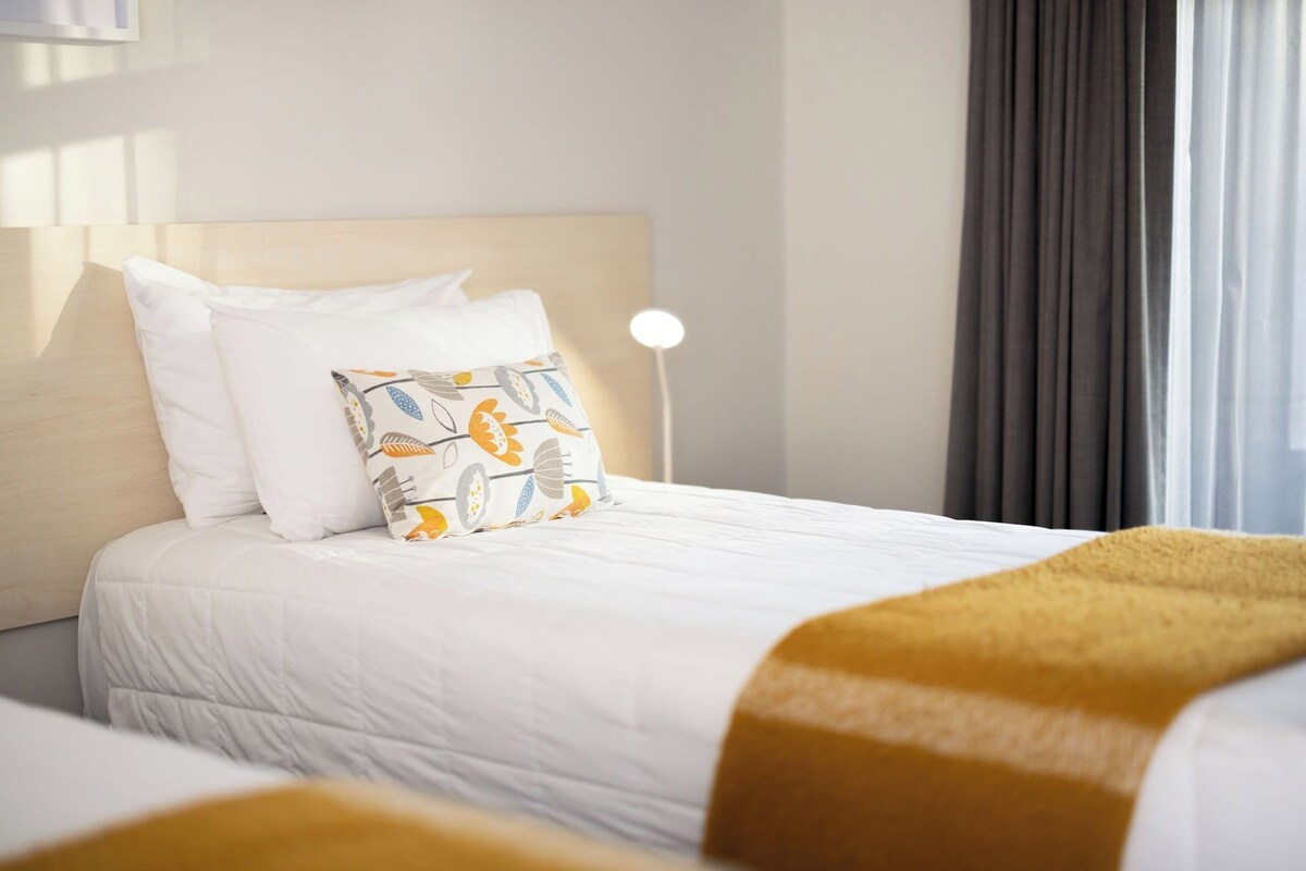 WiFi (free), bed sheets