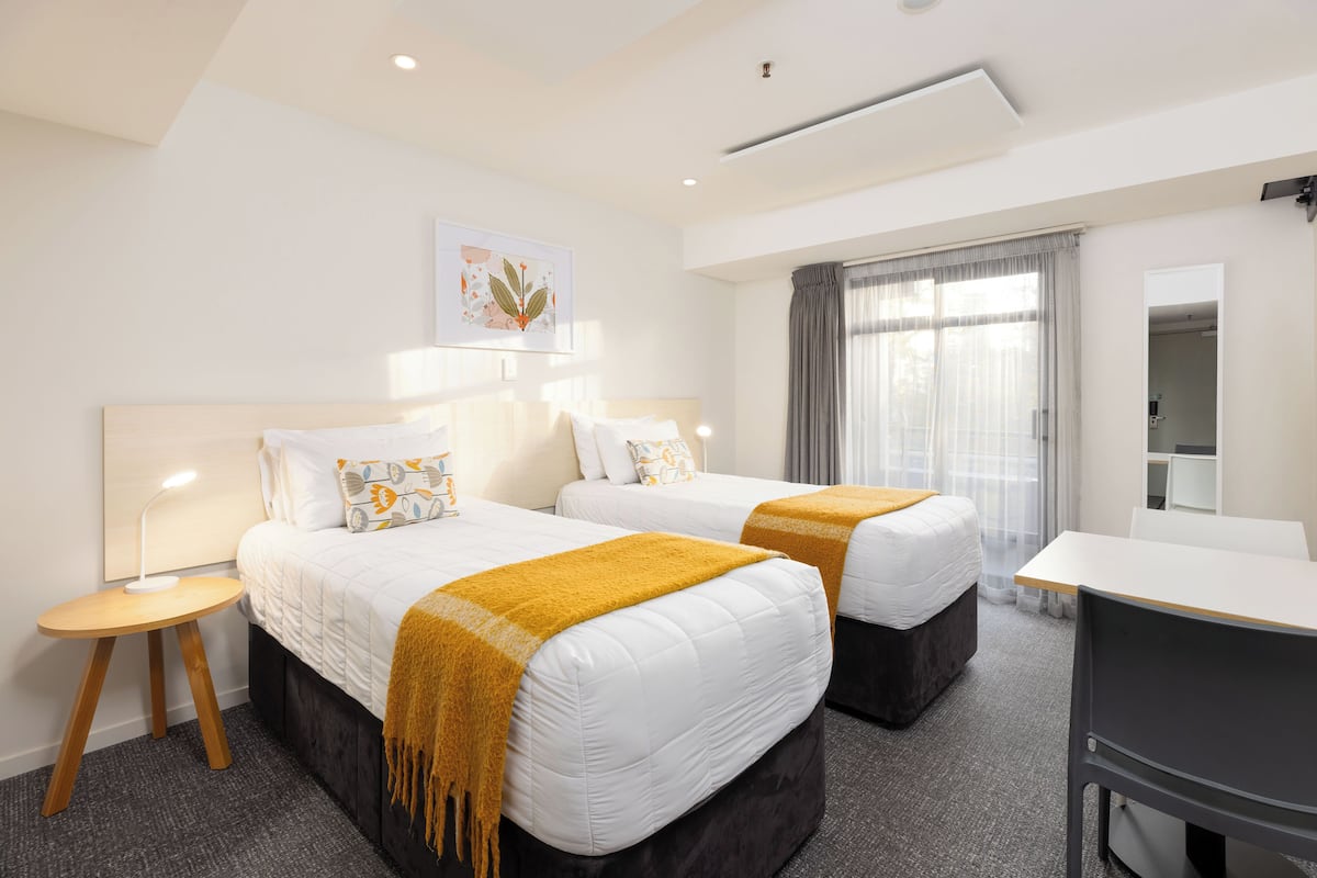 Habitación clásica con 2 camas individuales, baño compartido | 1 dormitorio, wifi gratis, ropa de cama