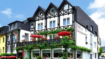 Vista frontal de la propiedad