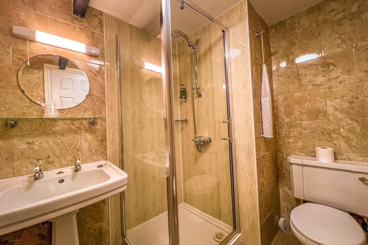 deluxe double room, ensuite | bathroom