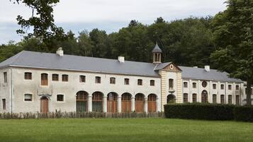 En stor, historisk bygning med mange buede vinduer og et centralt tårn.