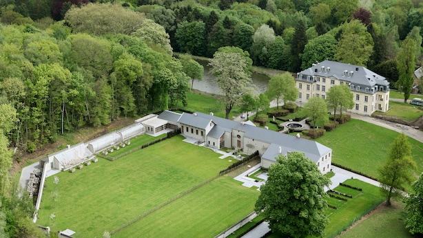An aerial view of a large estate with a main building, a tennis court, and a river. - B&B Baron's House Neerijse - Leuven (Huldenberg)