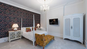 Superior King with Double Spa Bath | Egyptian cotton sheets, hypo-allergenic bedding, individually decorated