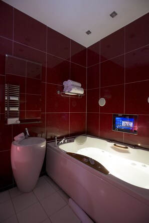 Superior King with Double Spa Bath | Bathroom | Free toiletries, hair dryer, towels, soap - The Clarence Boutique Rooms (Portsmouth)