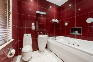 Superior King with Double Spa Bath | Baño | Artículos de higiene personal gratuitos, secador de pelo y toallas