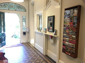 Concierge desk - Avonmore on the Park Boutique Hotel (Randwick)