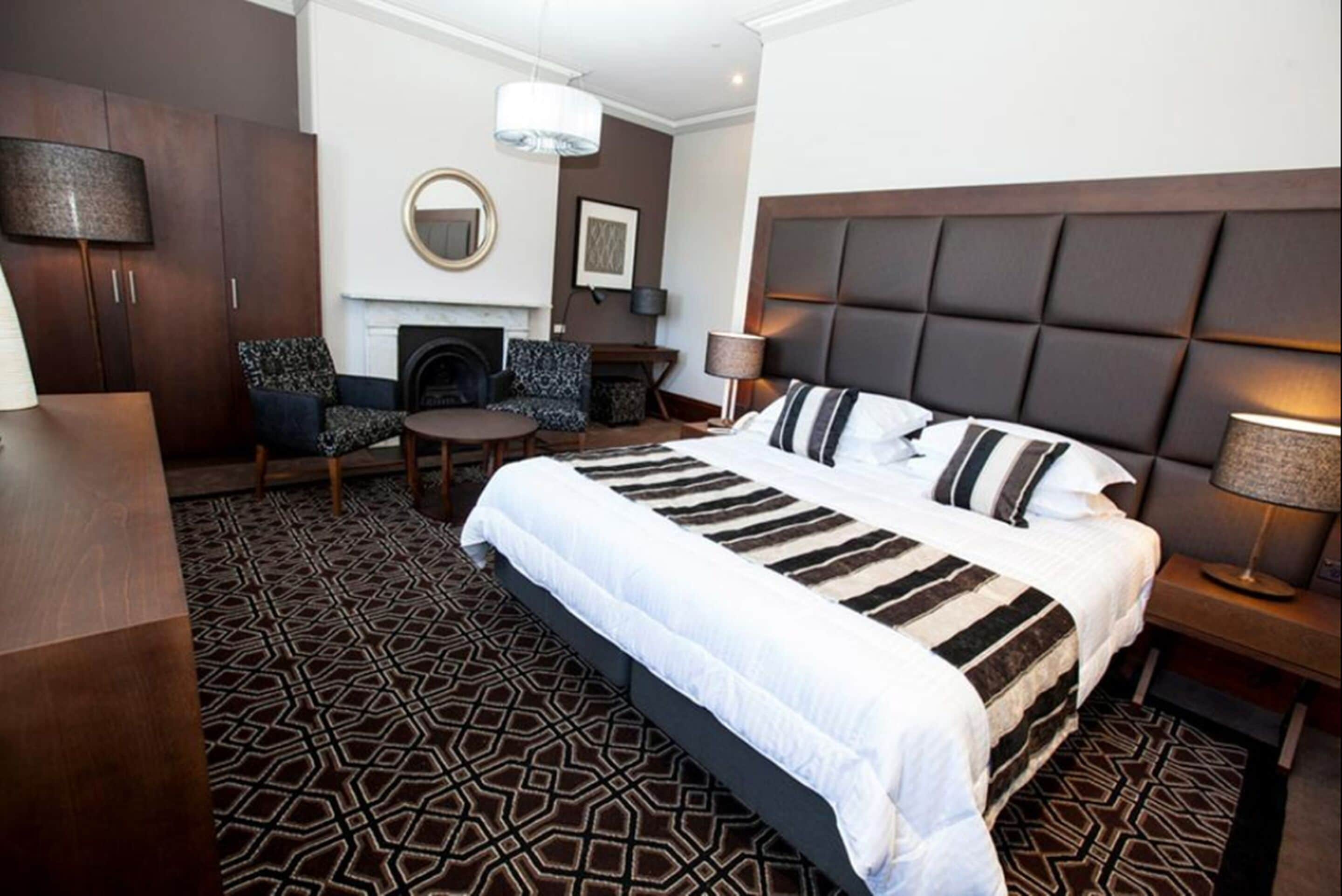 Premium King Room with Balcony | Free cribs/infant beds, free WiFi, bed sheets, wheelchair access