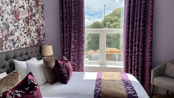 Family Room | Hypo-allergenic bedding, desk, iron/ironing board, free WiFi