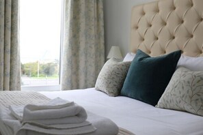 Hypo-allergenic bedding, desk, iron/ironing board, free WiFi