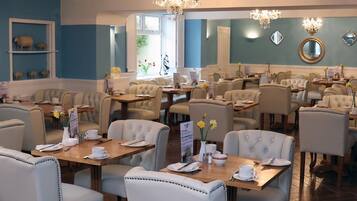 Free daily English breakfast