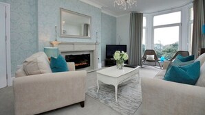 Superior Suite, 2 Bedrooms, 2 Bathrooms, Sea View | Living room | 33-inch flat-screen TV with satellite channels, TV - Seacrest Hotel (Southsea)