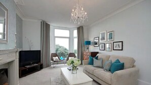 Superior Suite, 2 Bedrooms, 2 Bathrooms, Sea View | Living room | 33-inch flat-screen TV with satellite channels, TV - Seacrest Hotel (Southsea)
