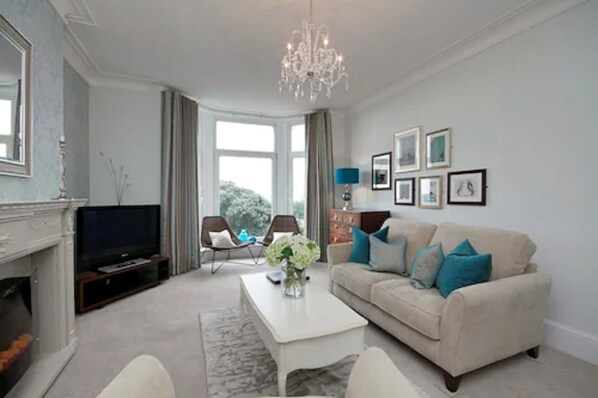 Superior Suite, 2 Bedrooms, 2 Bathrooms, Sea View | Living room