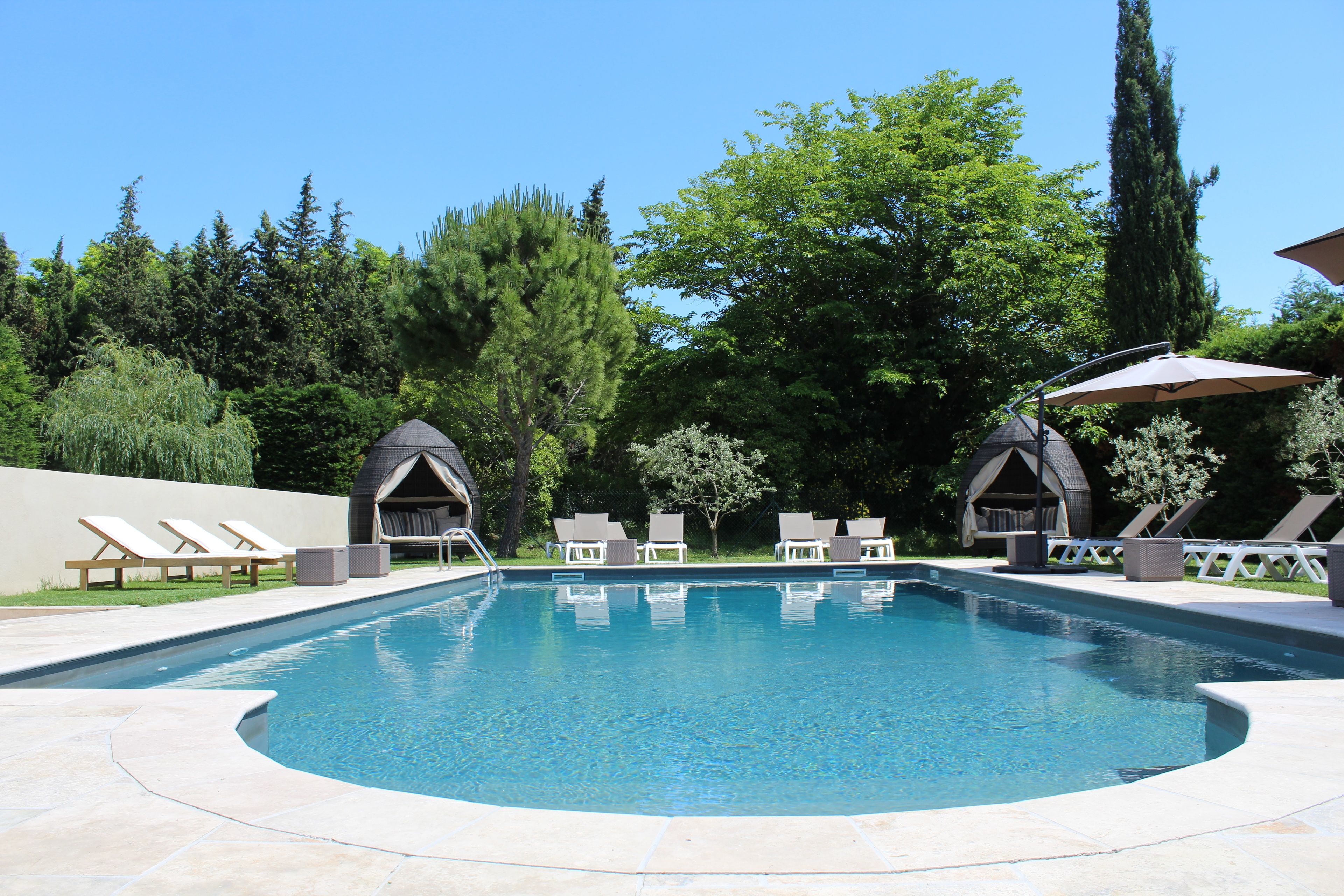 Piscine extérieure, chaises longues