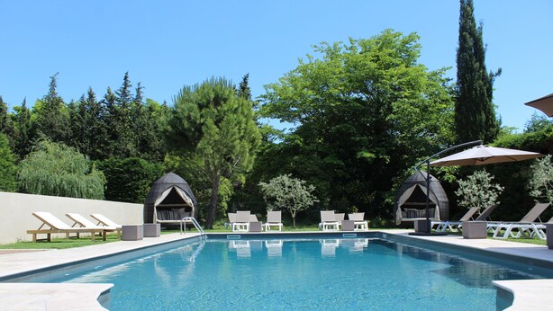 A swimming pool with lounge chairs and a gazebo. - Le Mas du Colombier (Cadenet)
