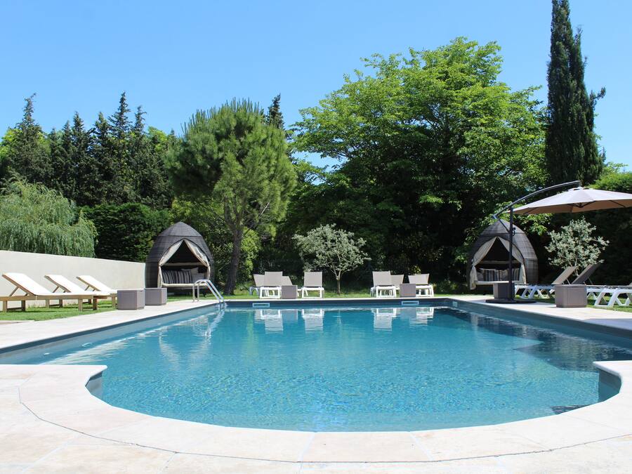 Alberca al aire libre y camastros