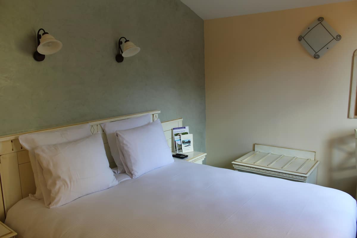 Standaard tweepersoonskamer, 1 queensize bed | 1 slaapkamer, een kluis op de kamer, een bureau