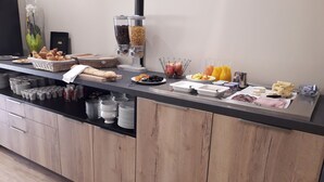 A breakfast buffet with various food items and beverages. - Le Mas du Colombier (Cadenet)