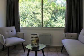 In-room safe, desk, blackout drapes, iron/ironing board - Le Mas du Colombier (Cadenet)