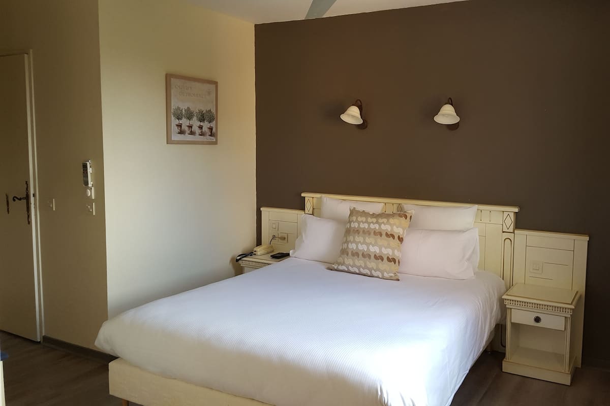 Suite, uitzicht op zwembad | 1 slaapkamer, een kluis op de kamer, een bureau