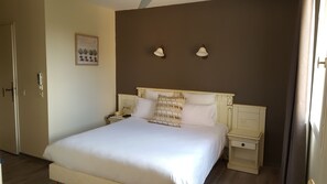 Suite, vue piscine | Coffres-forts dans les chambres, bureau, rideaux occultants