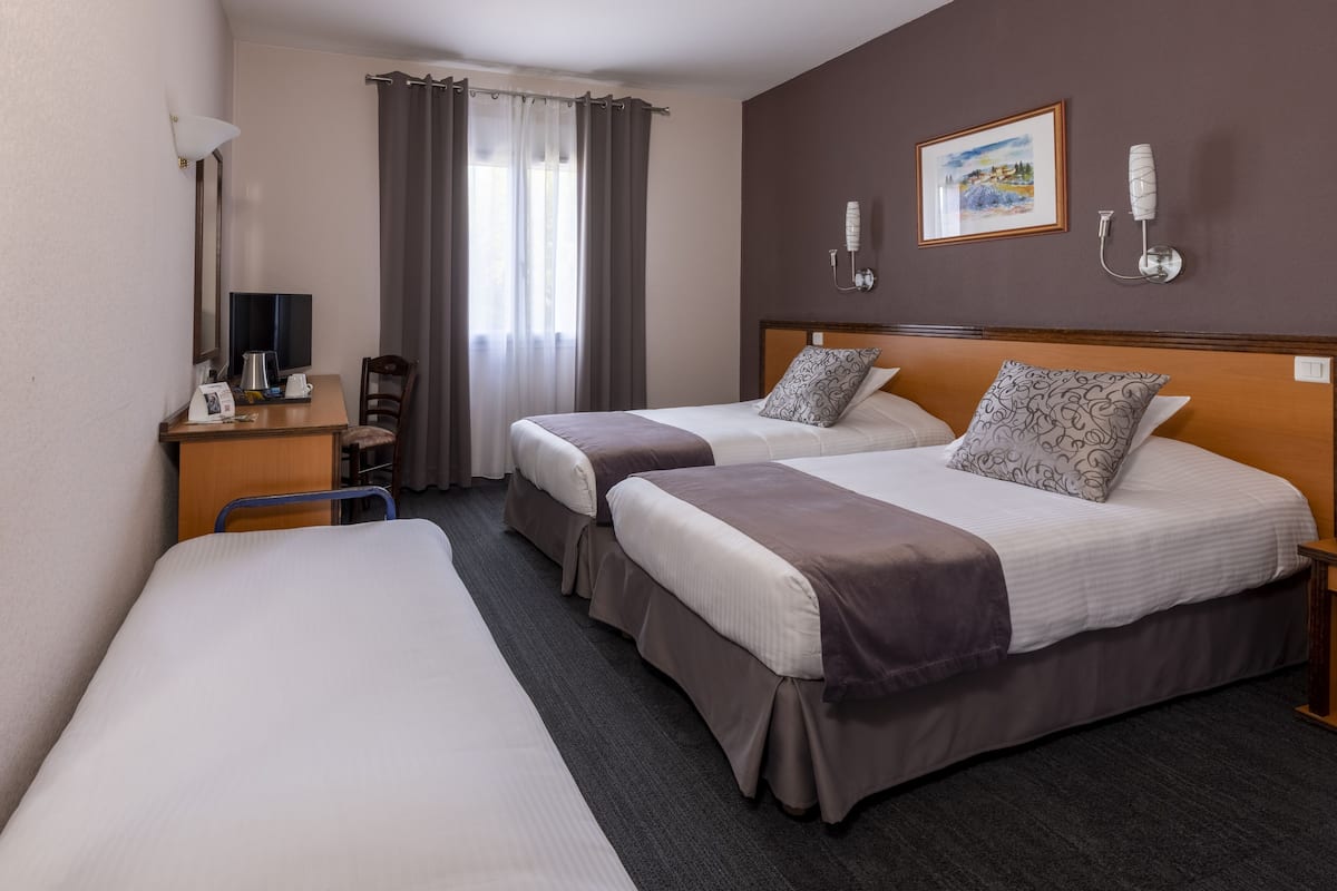 classic twin room | premium bedding, desk, soundproofing, iron/ironing board