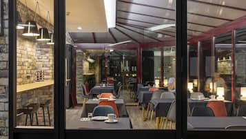 Tägliches Frühstücksbuffet (17 EUR pro Person)