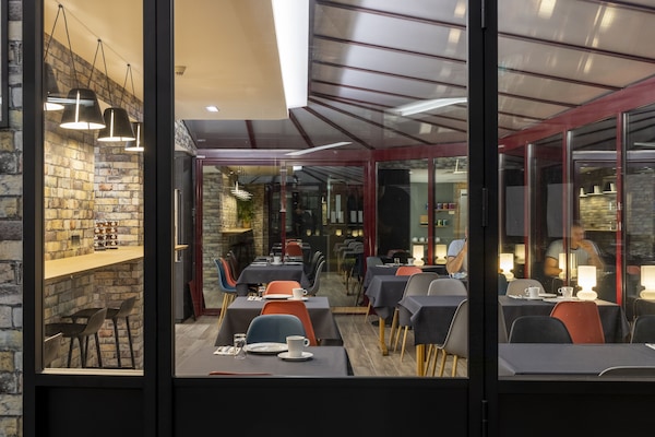 Daily buffet breakfast (EUR 17 per person)