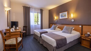 A hotel room with two beds, a desk with a chair, a TV, and a window with curtains. - The Originals City, Hotel Paray-Le-Monial (Paray-le-Monial)
