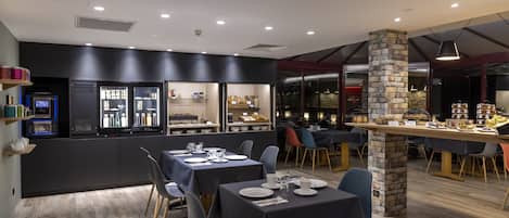 Tägliches Frühstücksbuffet (17 EUR pro Person)