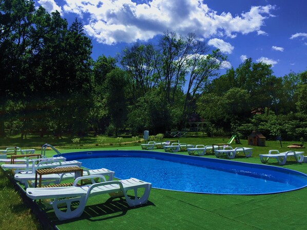 Alberca al aire libre por temporada y sombrillas en la alberca