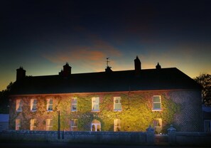 A building with multiple windows and a sign that reads "Vaughn's House." - Maudlins House Hotel (Naas)