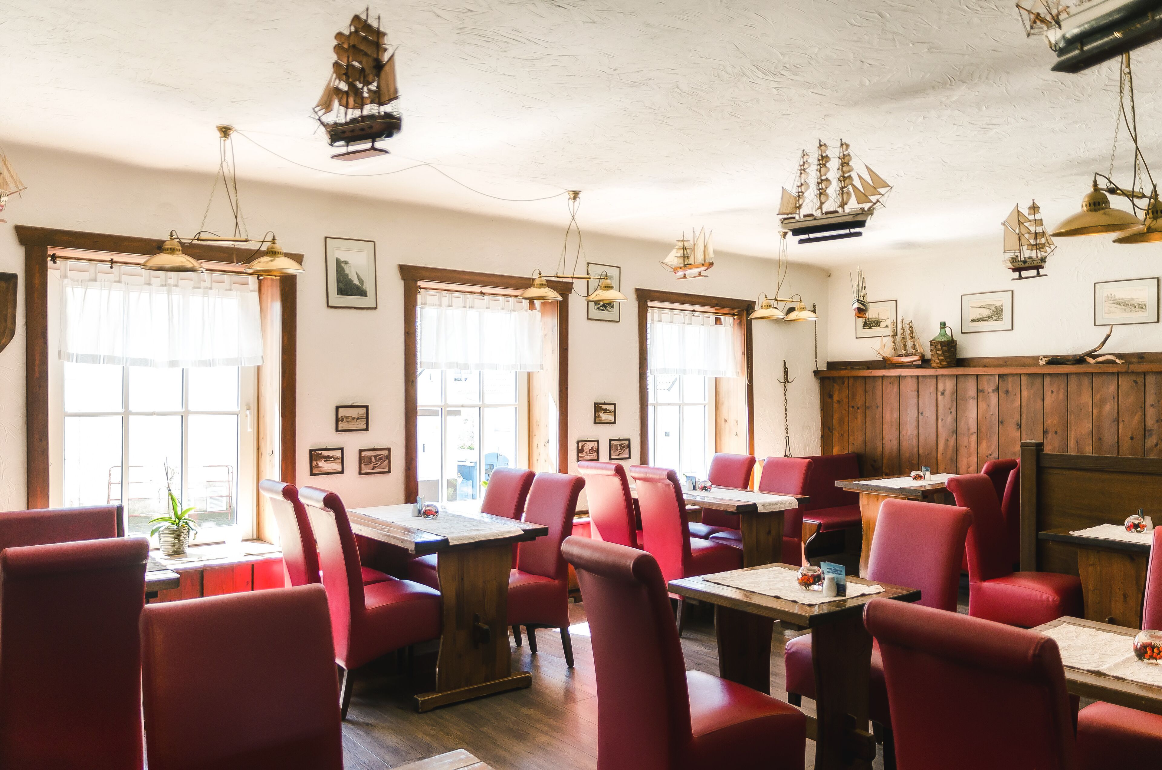 2 restaurants, dinner served, regional cuisine