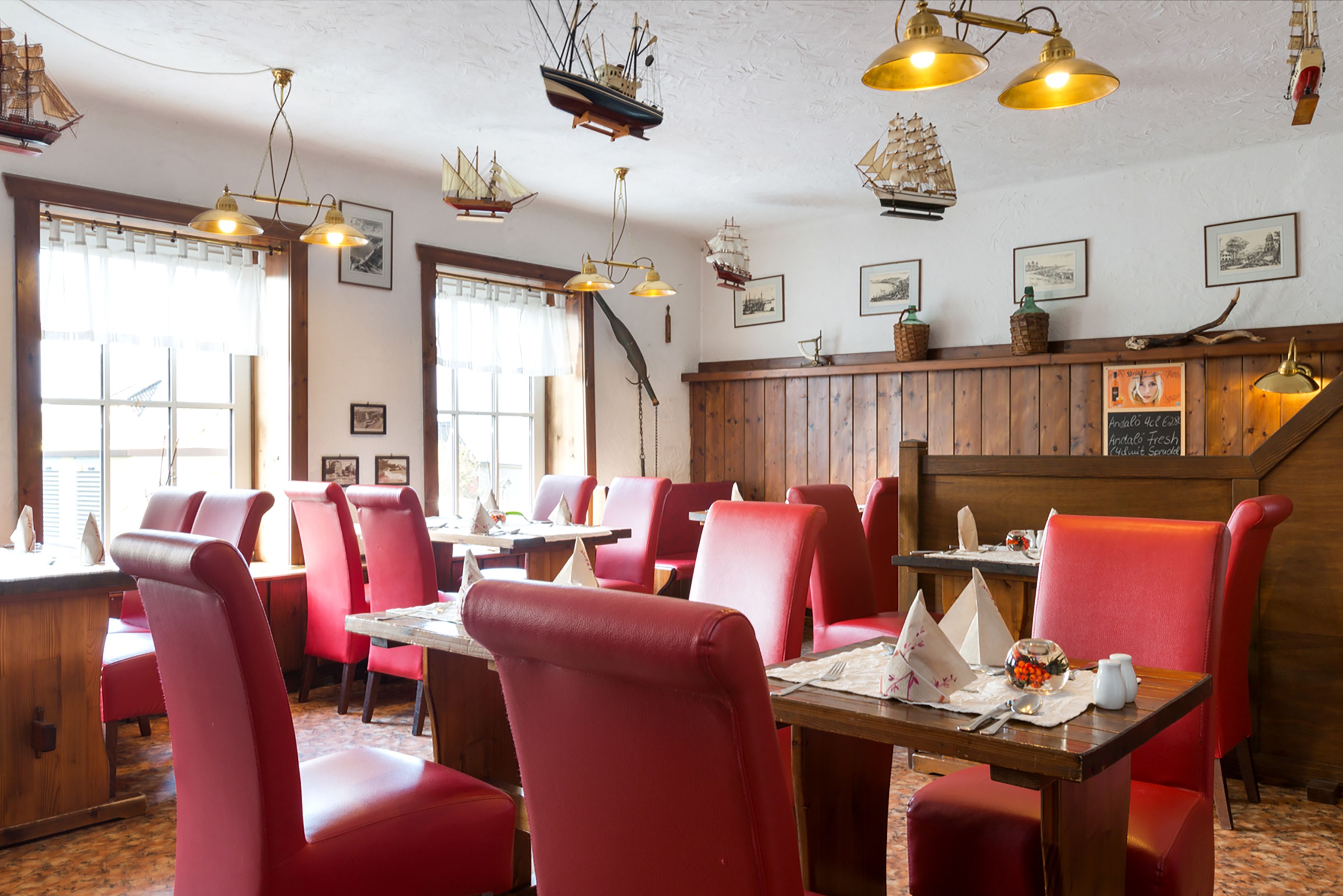 2 restaurants, dinner served, regional cuisine