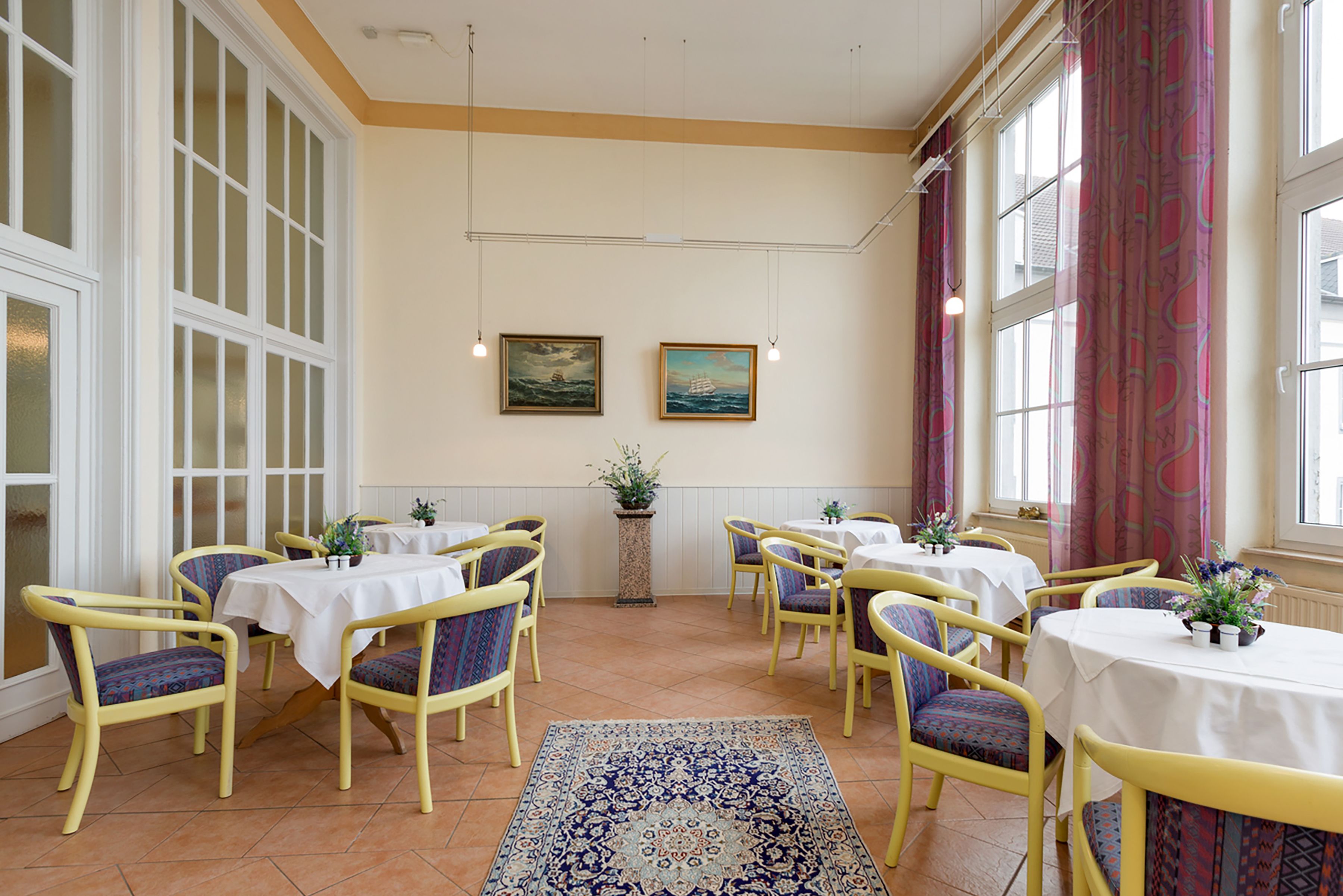 2 restaurants, dinner served, regional cuisine