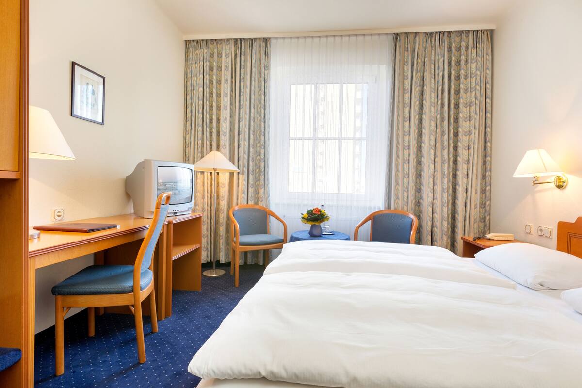 Hypo-allergenic bedding, in-room safe, individually decorated, desk