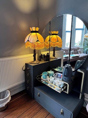 Premium bedding, individually decorated, individually furnished - The Commodore (Paignton)