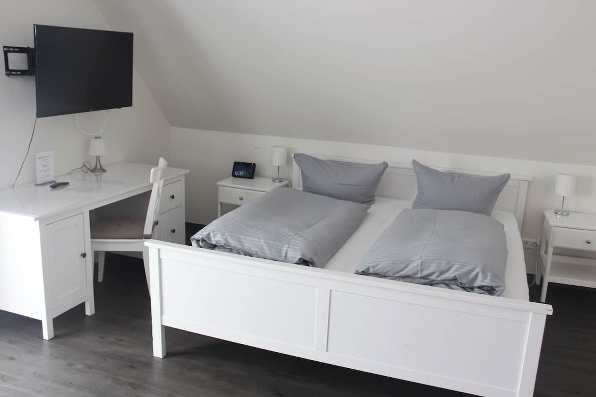 1 bedroom, desk, free wifi